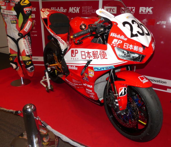 日本郵便スポンサーバイクレースの車両の画像