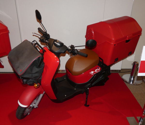 郵便局で活用しているHONDA製電動二輪車